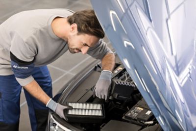 Serwisant Hyundai sprawdzający oryginalne części.