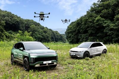 De Hyundai IONIQ 9 Seed Ball Drone Station (links) en de Hyundai IONIQ 5 Monitoring Drone Station.