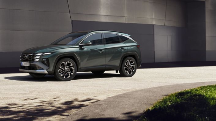 Rodičia s detmi stojaci pred strieborným Hyundai IONIQ 5