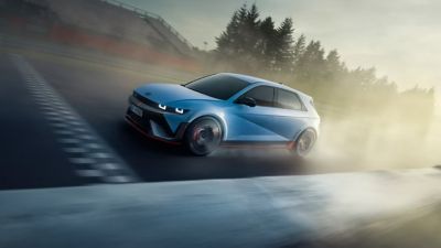 De elektrische Hyundai IONIQ 5 N rijdend op het circuit.