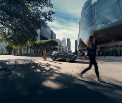 Hyundai TUCSON parcheggiata su strada tra palazzi moderni