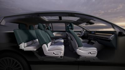 Zijaanzicht Hyundai IONIQ 9 met zicht op de eerste, tweede en derde zitrij in het interieur.