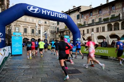 Vista dall’alto di 6 persone che escono dalla da IONIQ 9.