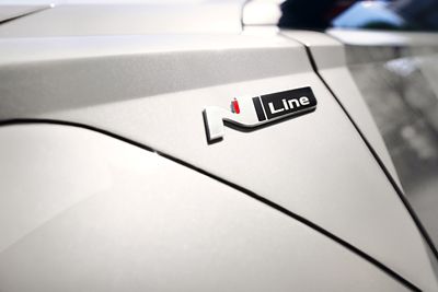 Das N Line-Emblem des Hyundai KONA Electric N Line.