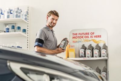 Doradca serwisowy Hyundai prezentuje oleje Shell Helix Ultra na stojaku