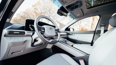 Cockpit-Ansicht des Hyundai NEXO von schräg unten.