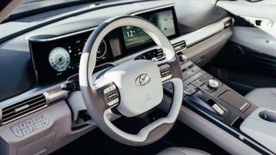 Lenkrad und Armaturen des Hyundai NEXO.