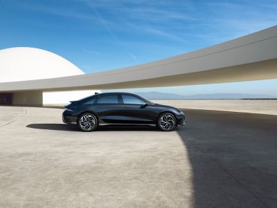 IONIQ 5 cargándose en exterior.