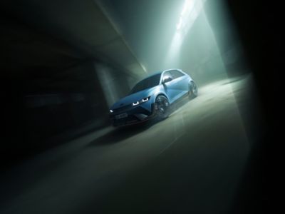 Driekwart vooraanzicht Hyundai IONIQ 5 N in donkere omgeving.