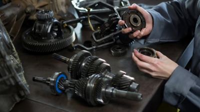 Mechanik trzymający zapasowe części silnika