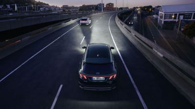 Hyundai TUCSON z włączonymi światłami