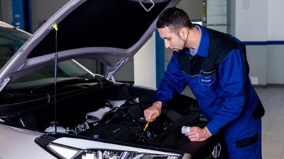 Mechanik zaglądający pod maskę samochodu Hyundai