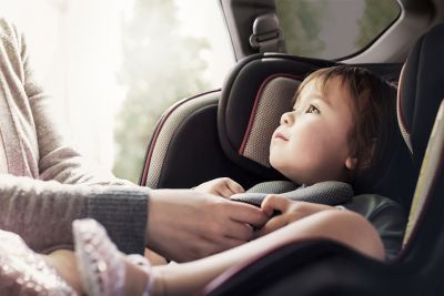 Ein Kind im Kindersitz auf der Rückbank eines Hyundai SANTA FE.