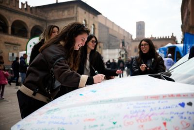 Vista dall’alto di 6 persone che escono dalla da IONIQ 9.