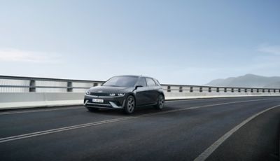 IONIQ 5 N-Line på hvit bakgrunn. Foto.