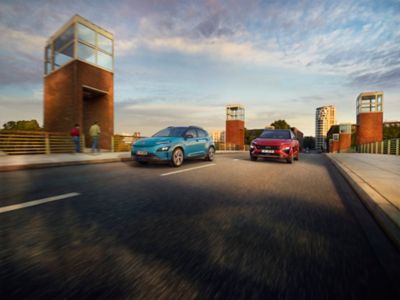 Para siedzi w samochodzie Hyundai.