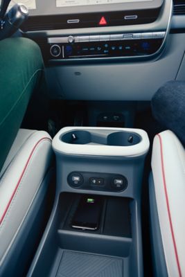 Detailansicht der verschiebbaren Mittelkonsole des Hyundai IONIQ 5 mit Smartphone-Ladeschale.