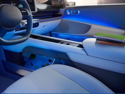 La guarnizione metallica con motivo ondulato all'interno della copertura trasparente della console di Hyundai IONIQ 6