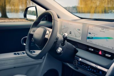 Imagen del volante y el panel de instrumentos del interior del Hyundai IONIQ 5.