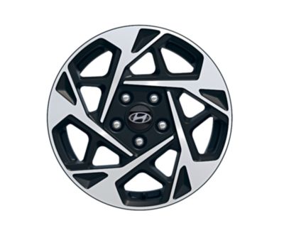 Dvě různá kola z lehkých slitin značky Hyundai vedle sebe, vyříznutá na bílém pozadí.