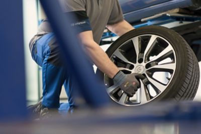 Ekspert serwisowy ASO Hyundai zmienia koło w pojeździe