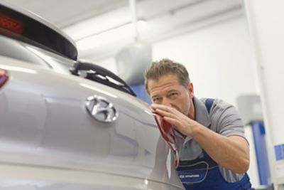 Ekspert serwisowy ASO Hyundai sprawdza stan lakieru na nadwoziu