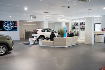 Assistente Hyundai controlla lo pneumatico di un modello Hyundai