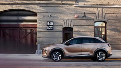La Hyundai Nexo parcheggiata in una città.