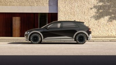 Hyundai IONIQ 5 med tofargede 20-tommers Hyundai Original-design lettmetallfelger. Foto 