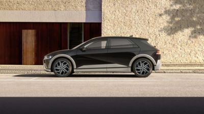 Hyundai IONIQ 5 med tofargede 20-tommers Yongin Bi-colour lettmetallfelger. Foto 