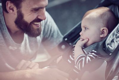 Enfant assis dans un siège auto.