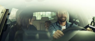 Barnfamilj i Hyundai-bil under bilresa. 