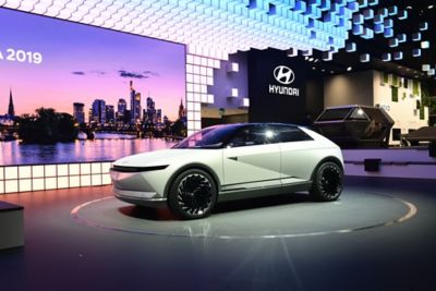 Driekwart vooraanzicht concept car 45 Concept van Hyundai in een autotentoonstelling-achtige omgeving.