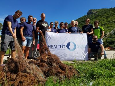 Freiwillige von Healthy Seas mit geborgenen alten Fischernetzen, die zwecks Recycling aus dem Meer zurückgeholt wurden.