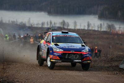 Hyundai i20 R5 skręcający w prawo