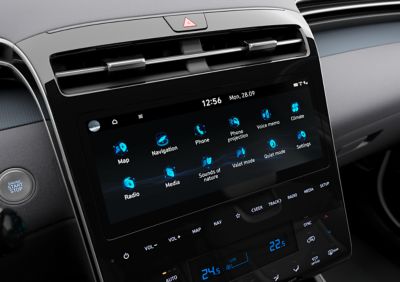 Nová 10,25-palcová dotyková obrazovka a dotykové ovládače v novom SUV Hyundai TUCSON Plug-in Hybrid.