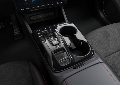 Detail of the Hyundai TUCSON Plug-in Hybrid N Line shift-by-wire console cover.