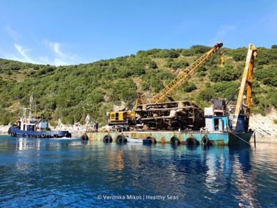 Un barco de recuperación cubierto de desechos marinos rescatados del océano por Healthy Seas.