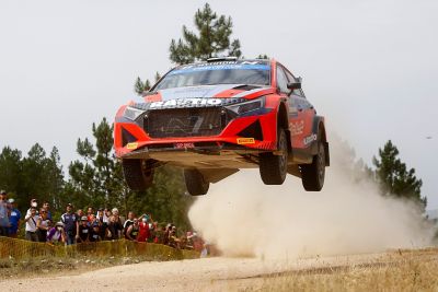 Hyundai i20 R5 partecipa a un rally.