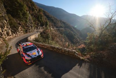Rallye Monte Carlo i Hyundai i20 N WRC Rally1 na krętej drodze.