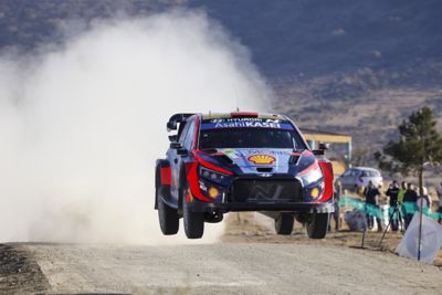 Hyundai i20 N Rally1 mentre salta su strada
