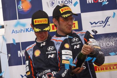 Due piloti Hyundai che festeggiano durante il Rally in Messico