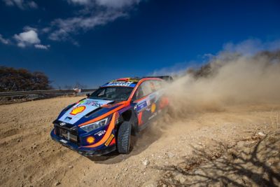 Hyundai i20 N Rally1 su strada sabbiosa 