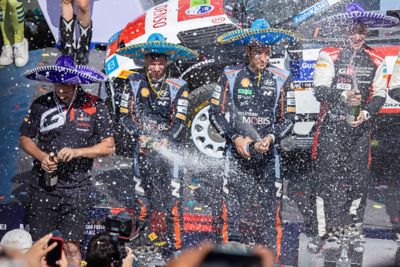  Piloti Hyundai che festeggiano durante il Rally in Messico