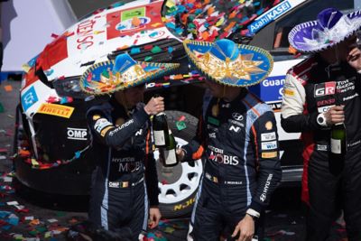 Due piloti Hyundai che festeggiano durante il Rally in Messico