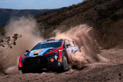 Hyundai i20 N Rally1 su strada con paesaggio sabbioso