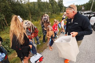 Arctic Race of Norway 2025 – En ARN medarbeider kommuniserer med barna som har kledd seg ut. Foto.