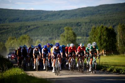 Arctic Race of Norway 2025 – En lang rekke syklister. Foto.
