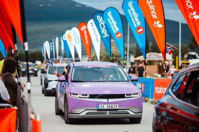 Arctic Race of Norway 2025 – En lilla Hyundai sposnosrbil i Arctic Race of Norway 2024. Foto.