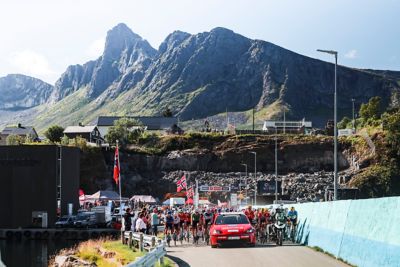 Arctic Race of Norway 2025 – En sponsorbil foran syklister. Foto
